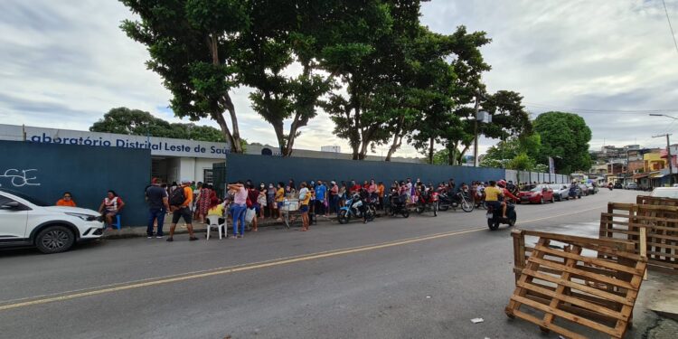 Pacientes de policlínica estão expostos no sol e chuva e sob risco de assalto, denuncia Alberto Jorge