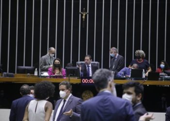 Saiba quem são os deputados federais do AM a favor da mineração em terras indígenas