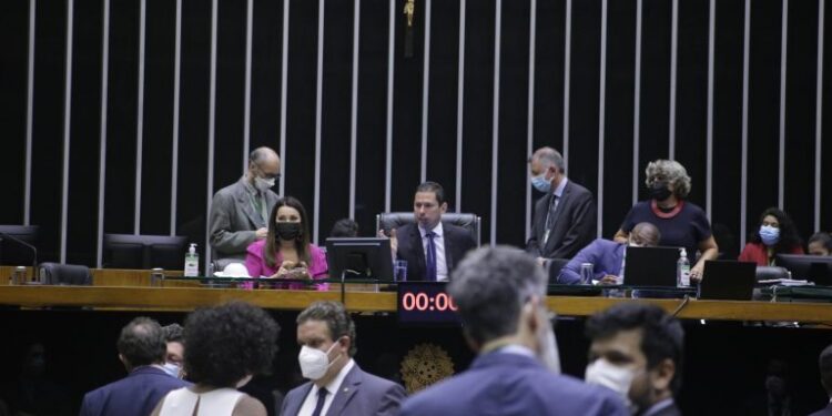 Saiba quem são os deputados federais do AM a favor da mineração em terras indígenas