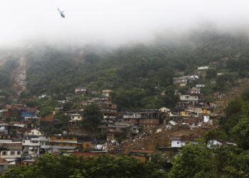 Equipes de resgate buscam quatro desaparecidos em Petrópolis