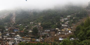 Equipes de resgate buscam quatro desaparecidos em Petrópolis