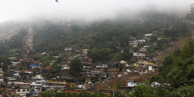 Equipes de resgate buscam quatro desaparecidos em Petrópolis