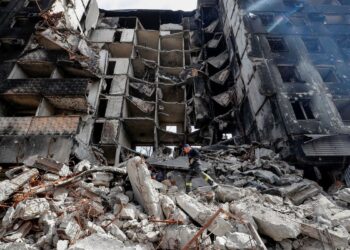 Ucrânia: Dezenas de milhares foram mortos em Mariupol em ataque russo