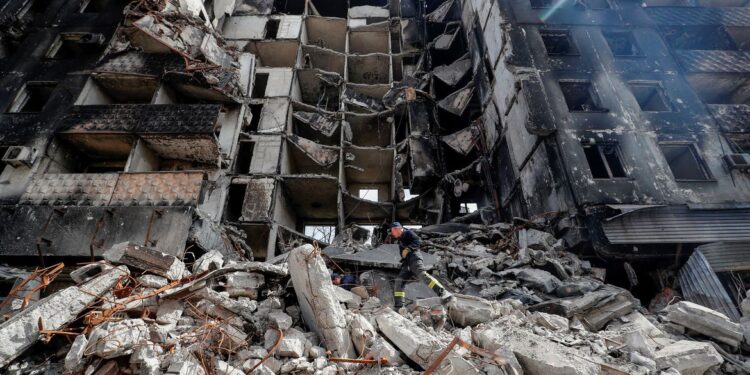 Ucrânia: Dezenas de milhares foram mortos em Mariupol em ataque russo