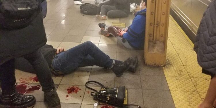 Ataque a tiros no Metrô de Nova York deixa ao menos 13 feridos
