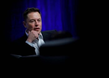 Homem mais rico do mundo compra o Twitter por US$ 44 bilhões