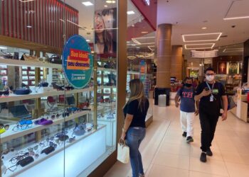 Shopping de Manaus celebra Dia das Mães presenteando clientes com cosméticos