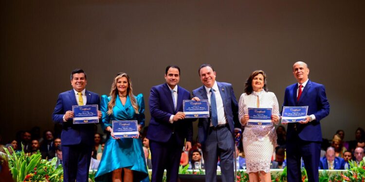 Membros da nova diretoria da OAB-AM tomam posse