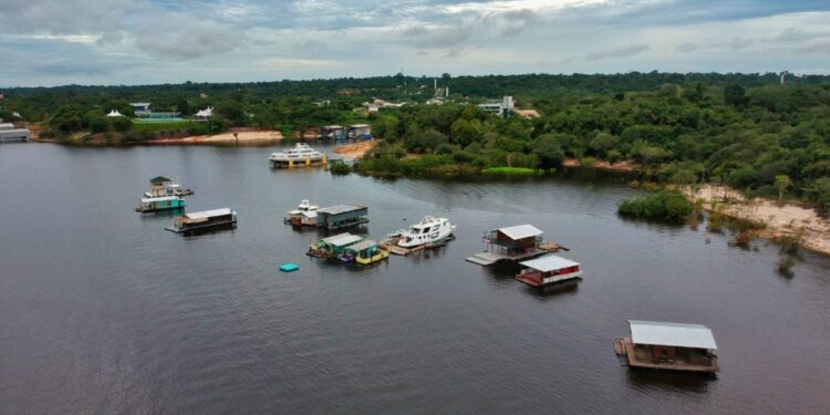 Licenças ambientais para novos flutuantes no rio Tarumã-Açu estão suspensas