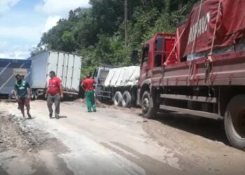 Veículos atolam na rodovia AM-010 e paralisam tráfego na estrada que passa por obra do Governo do Amazonas