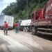 Veículos atolam na rodovia AM-010 e paralisam tráfego na estrada que passa por obra do Governo do Amazonas