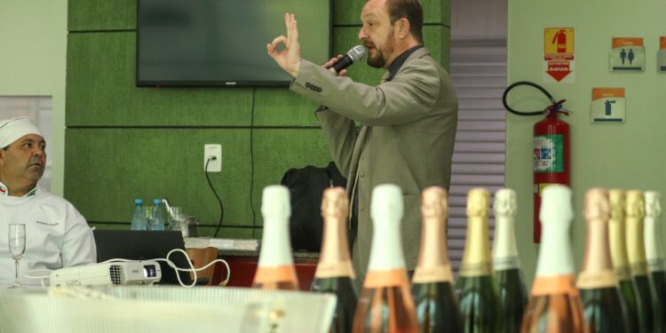 Senac AM oferta curso de sommelier de vinhos com foco no mercado de trabalho  