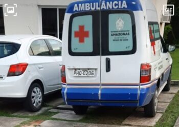 Ambulância que deveria transportar pacientes serve de condução pessoal