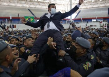 Associação cobra na Justiça que Wilson Lima pague datas-bases de PMs, diz site