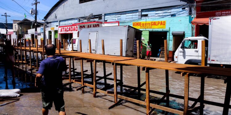 Cheia: Nível do rio Negro está a 65cm do recorde registrado no ano passado