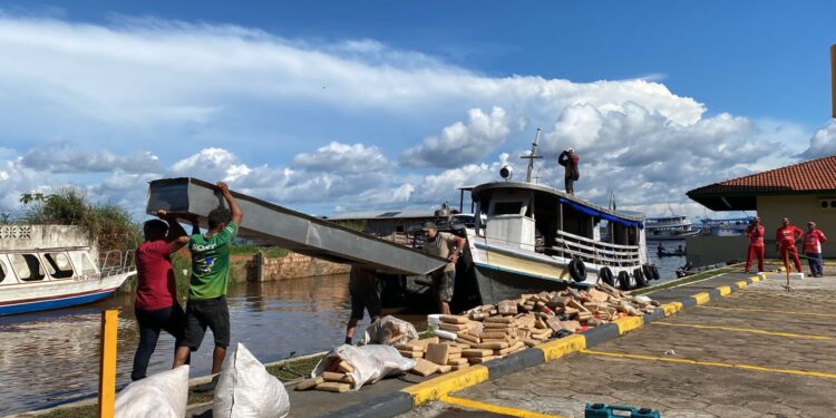Polícia Federal apreende mais de uma tonelada de drogas em embarcação no rio Solimões