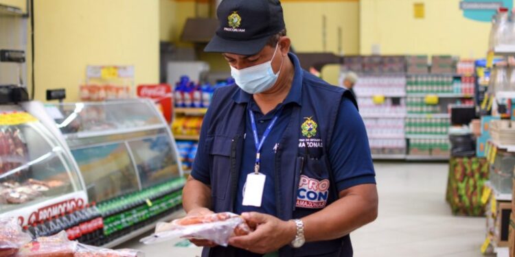 Procon-AM apreende produtos vencidos em famoso supermercado de Manaus