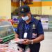 Procon-AM apreende produtos vencidos em famoso supermercado de Manaus