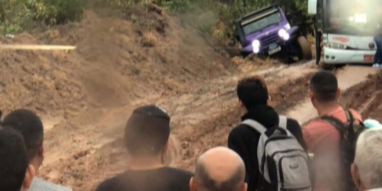 Após atoleiro na AM-010, MP aciona Justiça para garantir trafegabilidade na estrada