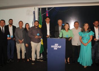 Prefeito de Parintins recebe dois prêmios do SEBRAE Amazonas