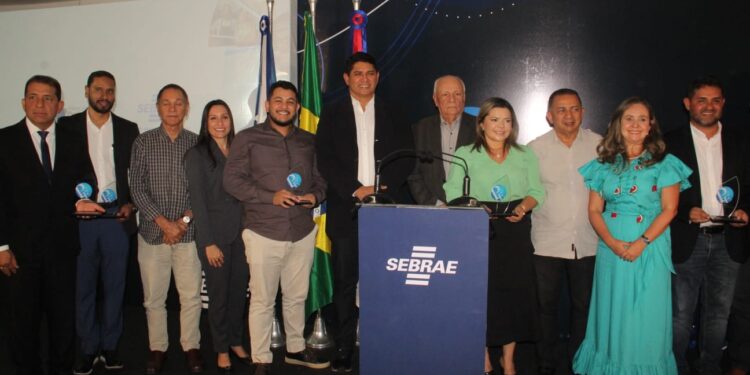 Prefeito de Parintins recebe dois prêmios do SEBRAE Amazonas