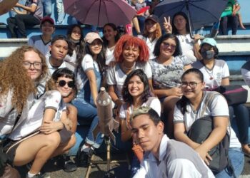 Estudantes lançam foguetes de garrafas plásticas para aprender Física e Matemática