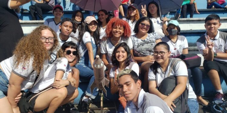 Estudantes lançam foguetes de garrafas plásticas para aprender Física e Matemática