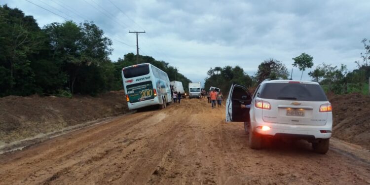 Veículos mais uma vez atolam em trecho intrafegável da rodovia AM-010