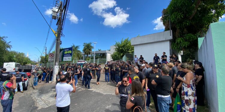 Policiais protestam contra Wilson Lima e cobram pagamento de escalonamento