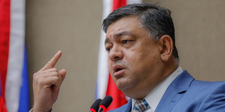 Dermilson Chagas diz que governo apaga matérias do Portal do Estado para esconder promessas de Wilson Lima