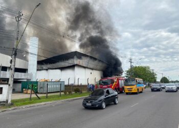 Incêndio de grandes proporções atinge fábrica de embalagens no Distrito Industrial de Manaus