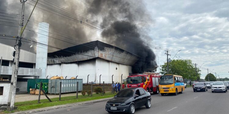 Incêndio de grandes proporções atinge fábrica de embalagens no Distrito Industrial de Manaus