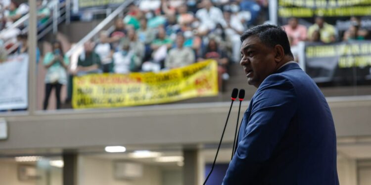 Dermilson Chagas defende profissionais de Saúde que reivindicam pagamento do piso salarial