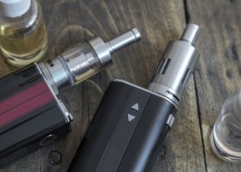 Cigarros eletrônicos podem causar doenças cardiovasculares, câncer e diversas lesões, alerta especialista