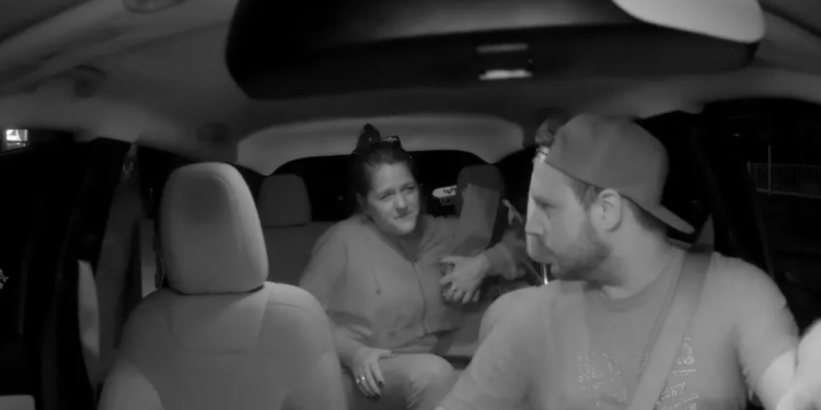 Motorista de app expulsa mulher racista do carro