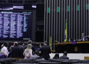Câmara dos Deputados quer votar PEC que institui mensalidade em universidades públicas
