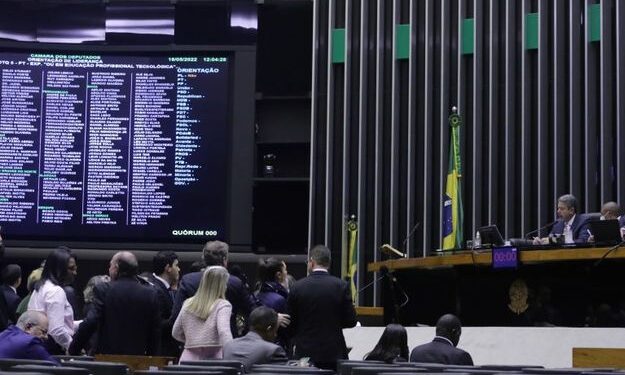 Câmara dos Deputados quer votar PEC que institui mensalidade em universidades públicas
