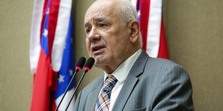 Deputado alerta para o risco de desabastecimento de combustível no AM com venda da Reman