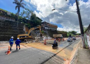 Bairros seguem sem água após vazamento de adutora; Agemam multa concessionária