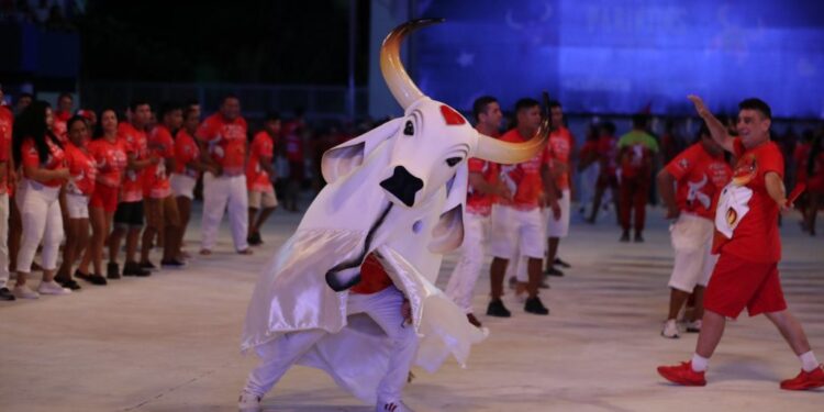 Boi do Povão emociona em passagem de som no bumbódromo de Parintins