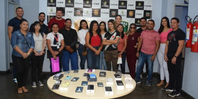 Policiais civis recuperam 20 celulares roubados e devolvem às vítimas