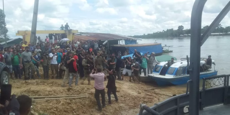 PF leva para local de buscas suspeitos de sumiço de Bruno Pereira e Dom Phillips