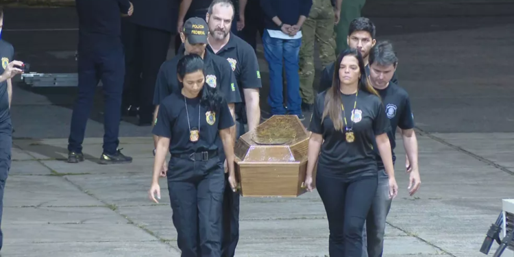 Avião da PF chega a Brasília com restos mortais de Bruno Pereira e Dom Philips