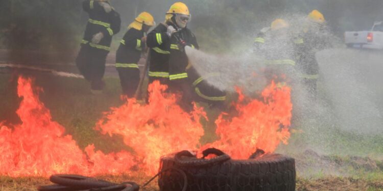 Órgãos realizam simulação de acidente aéreo no aeroporto de Parintins