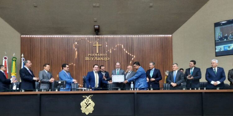 Gafes e constrangimentos marcam entrega do título de Cidadão do AM a ministro do STF