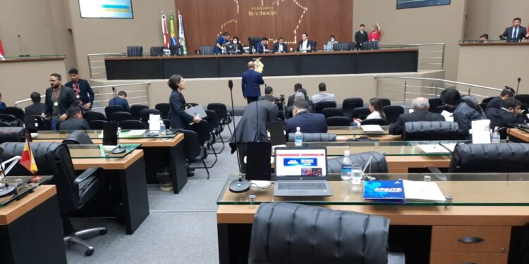 Sem Roberto Cidade, sessões plenárias da Assembleia continuam esvaziadas
