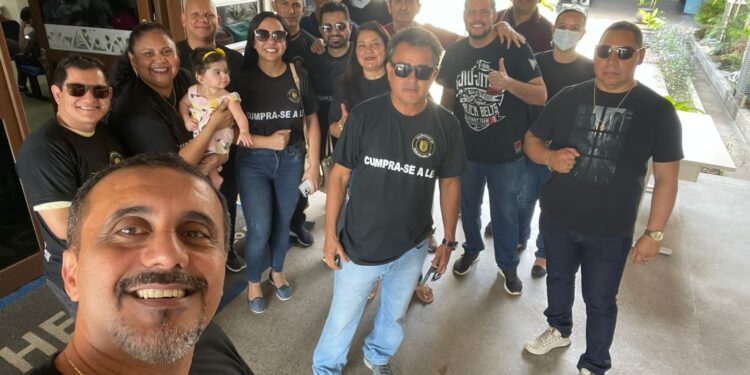 Policiais civis doam sangue e cobram pagamento de escalonamento