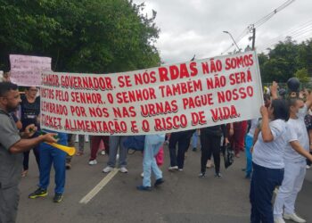 Profissionais da saúde realizam manifestação para cobrar direitos trabalhistas ao governador Wilson Lima