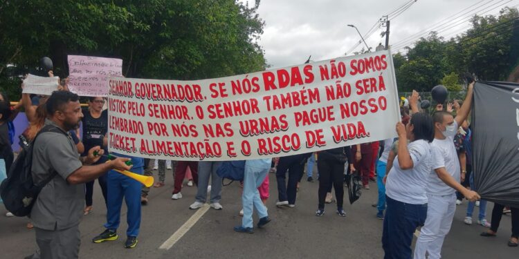 Profissionais da saúde realizam manifestação para cobrar direitos trabalhistas ao governador Wilson Lima
