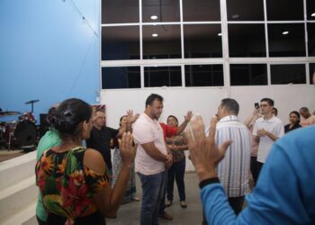 Em noite de gratidão e bênçãos, Dr Mike explica que sua missão é ajudar as pessoas